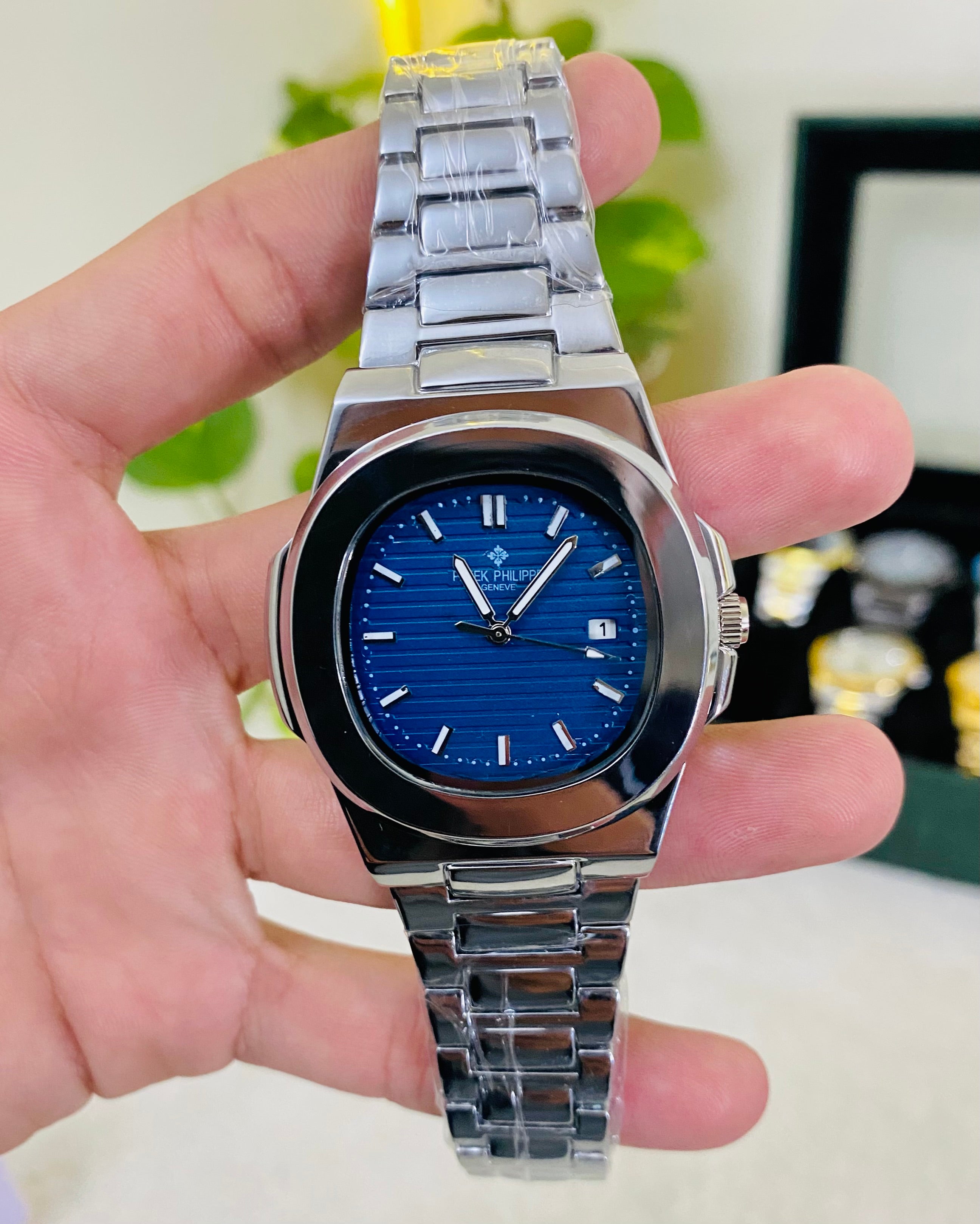 PP Date working white Chain Wrist Watch With Blue Dial